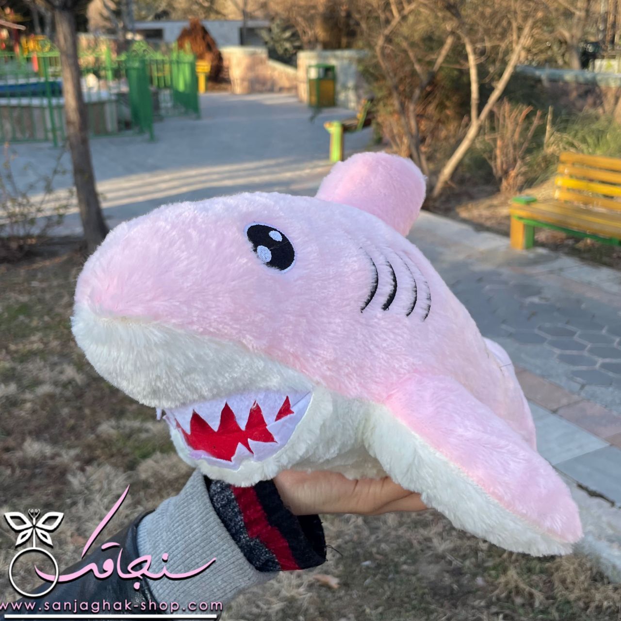 عروسک كوسه صورتی