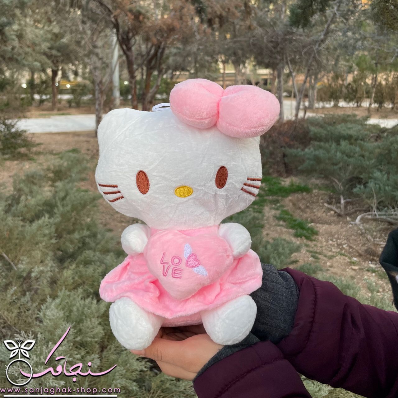 عروسک كيتی قلب بدست